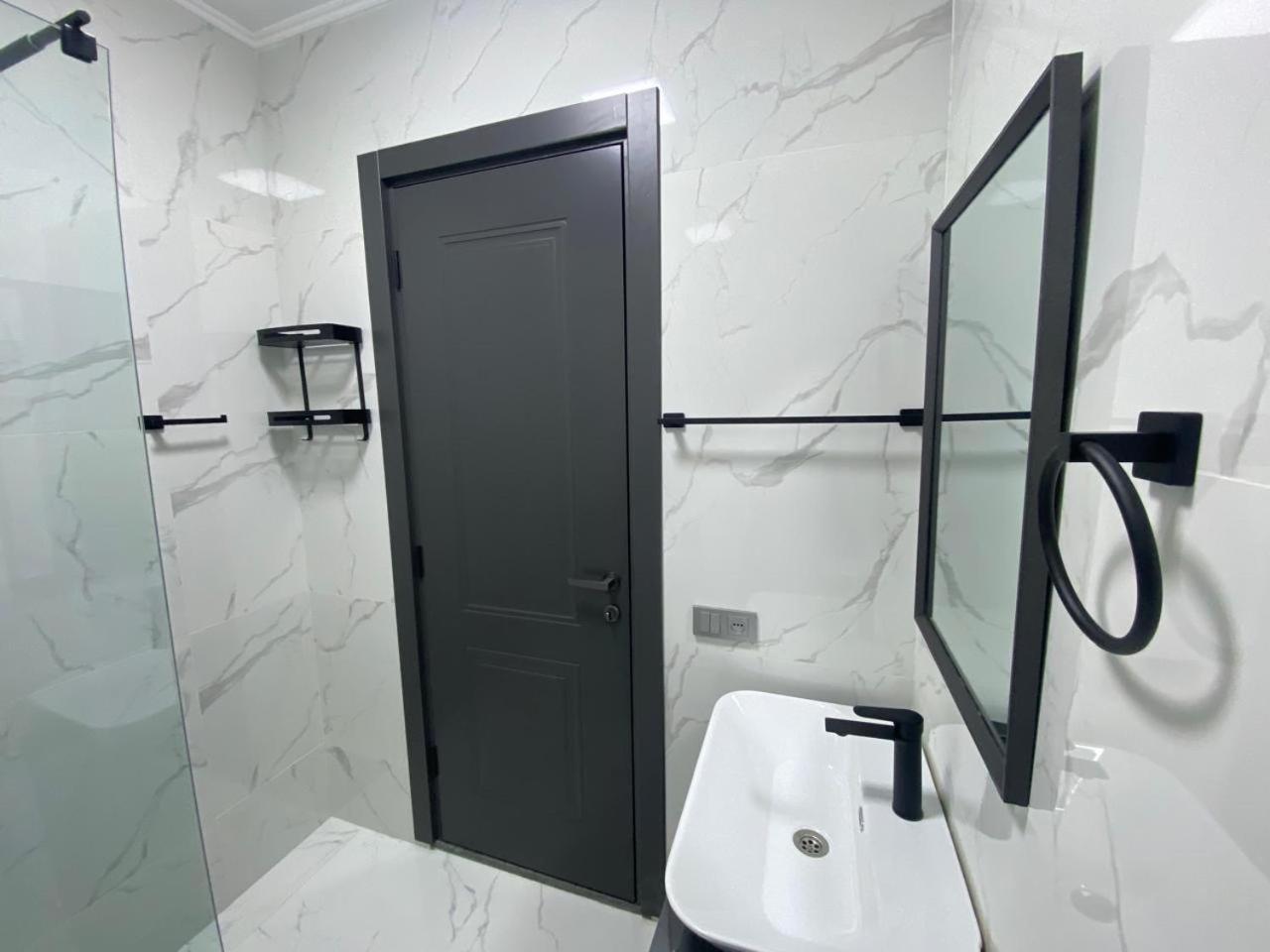 Hotel Varla Koetaisi Buitenkant foto