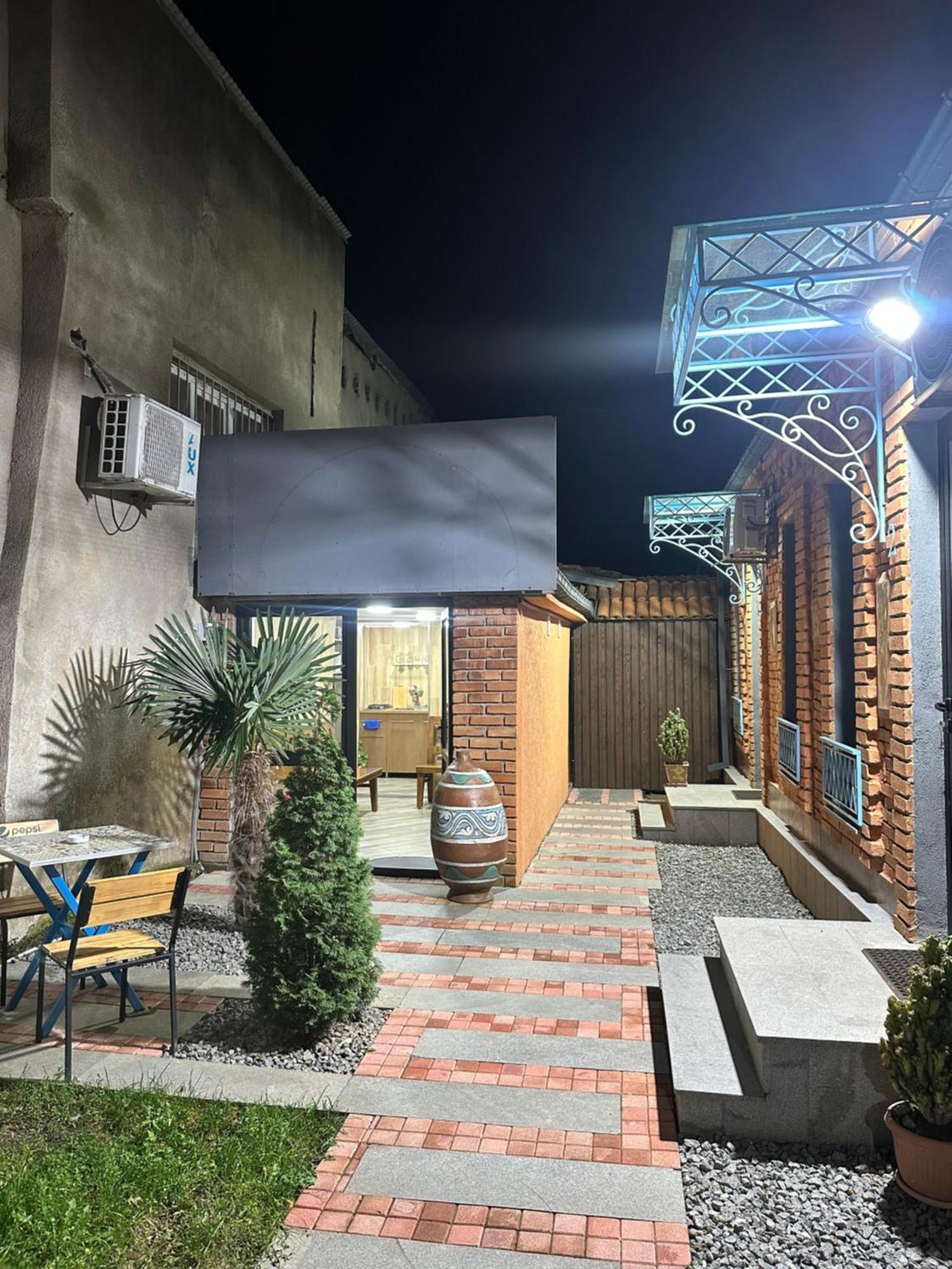 Hotel Varla Koetaisi Buitenkant foto