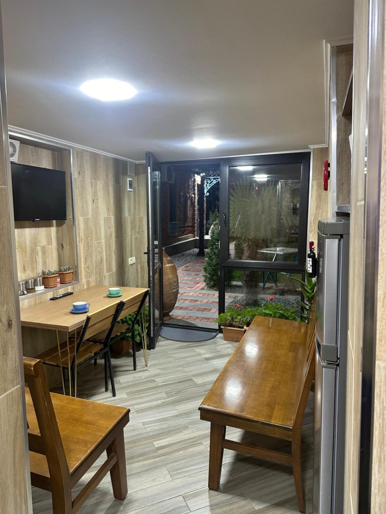 Hotel Varla Koetaisi Buitenkant foto